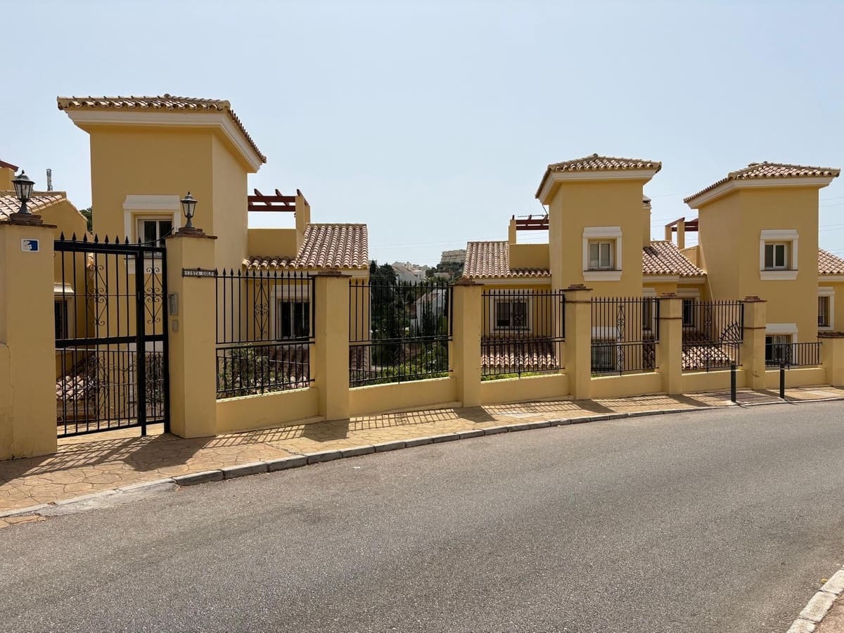 3 soveværelse Semi-Rækkehus til salg i Riviera del Sol med swimmingpool - € 625.000 (Ref: 9974400)