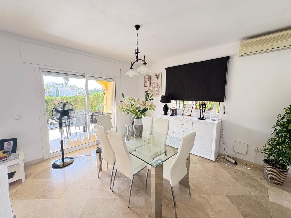 3 soveværelse Semi-Rækkehus til salg i Riviera del Sol med swimmingpool - € 625.000 (Ref: 9974400)