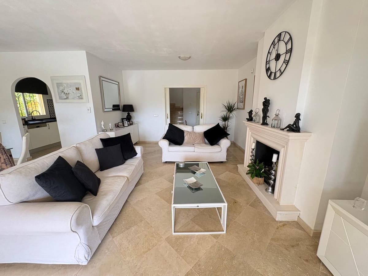 3 soveværelse Semi-Rækkehus til salg i Riviera del Sol med swimmingpool - € 625.000 (Ref: 9974400)