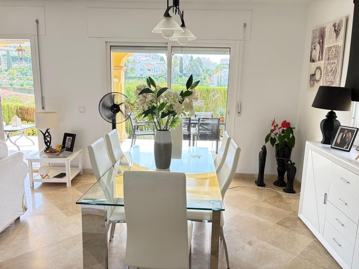 3 soveværelse Semi-Rækkehus til salg i Riviera del Sol med swimmingpool - € 625.000 (Ref: 9974400)