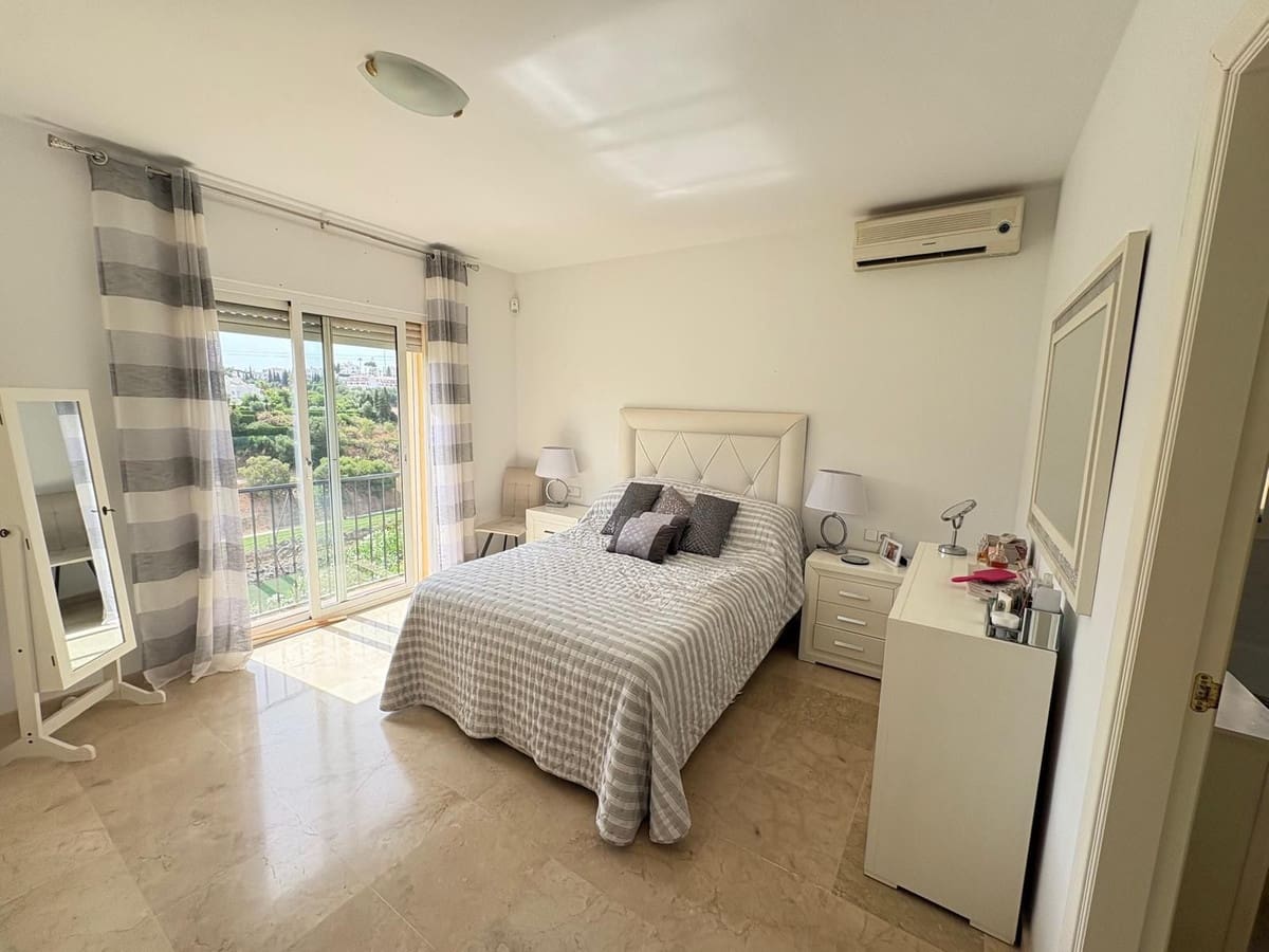 3 soveværelse Semi-Rækkehus til salg i Riviera del Sol med swimmingpool - € 625.000 (Ref: 9974400)