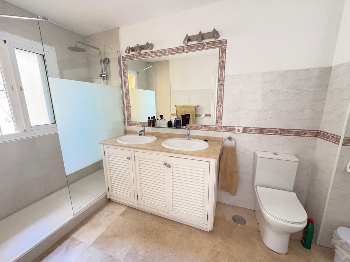 3 soveværelse Semi-Rækkehus til salg i Riviera del Sol med swimmingpool - € 625.000 (Ref: 9974400)