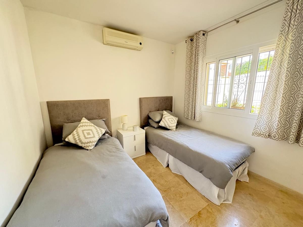 3 soveværelse Semi-Rækkehus til salg i Riviera del Sol med swimmingpool - € 625.000 (Ref: 9974400)