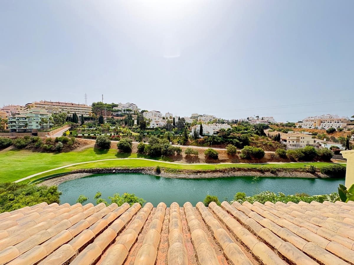 3 soveværelse Semi-Rækkehus til salg i Riviera del Sol med swimmingpool - € 625.000 (Ref: 9974400)