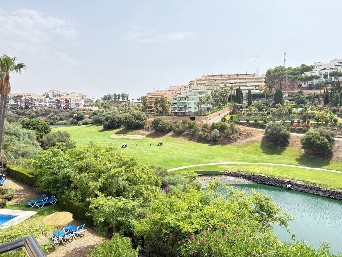 3 soveværelse Semi-Rækkehus til salg i Riviera del Sol med swimmingpool - € 625.000 (Ref: 9974400)