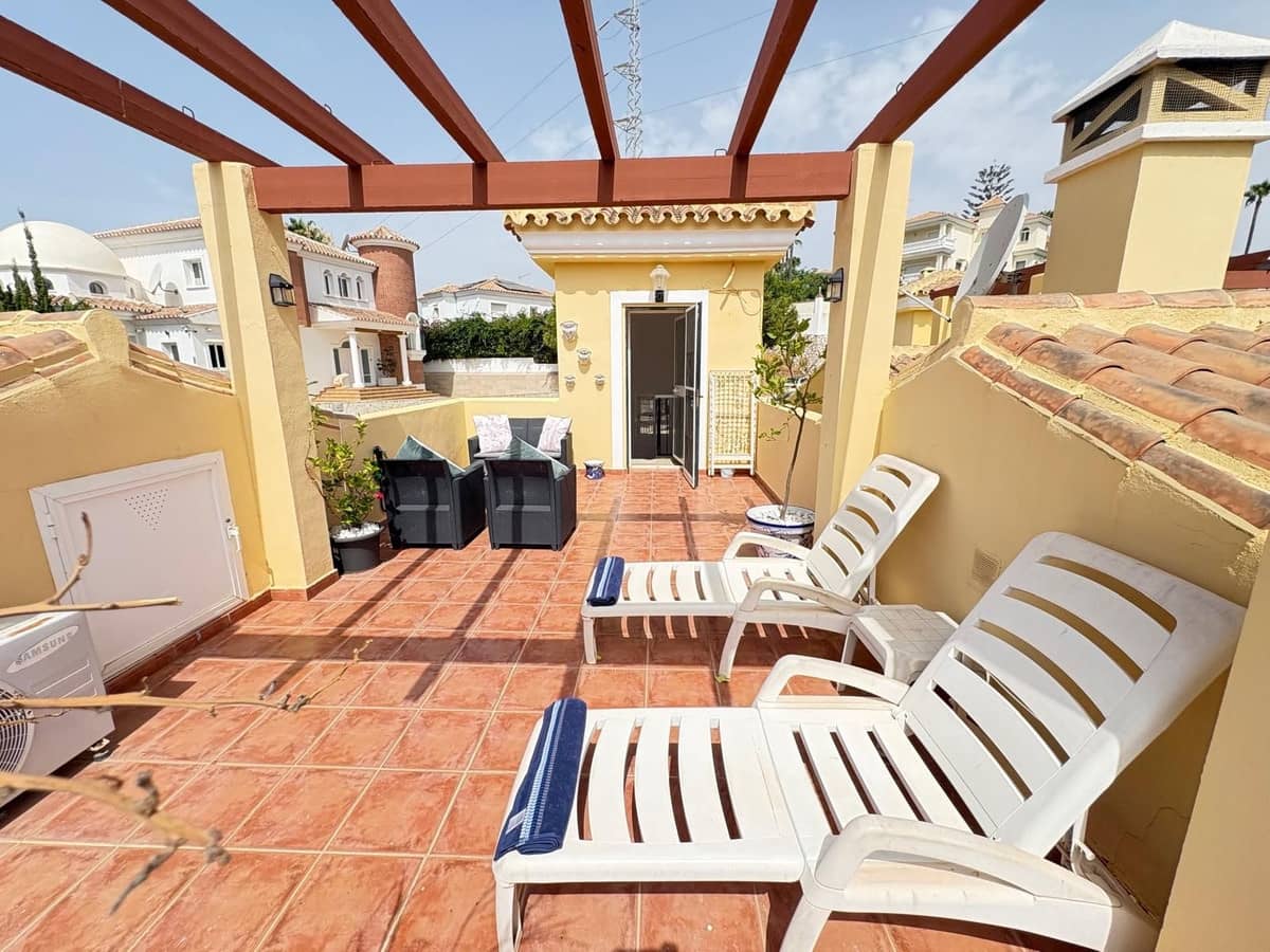 3 soveværelse Semi-Rækkehus til salg i Riviera del Sol med swimmingpool - € 625.000 (Ref: 9974400)