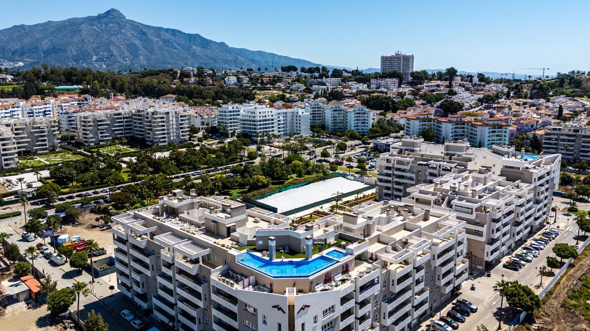 3 soveværelse Lejlighed til salg i Nueva Andalucia med swimmingpool - € 675.000 (Ref: 9974401)
