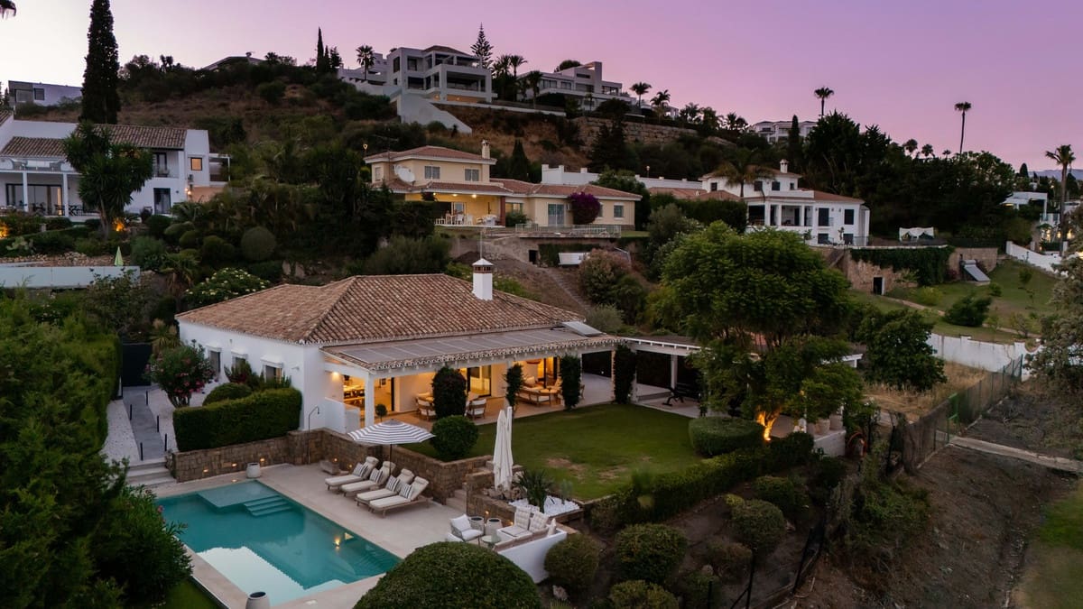 4 soveværelse Villa til salg i El Paraiso med swimmingpool - € 2.095.000 (Ref: 9974403)