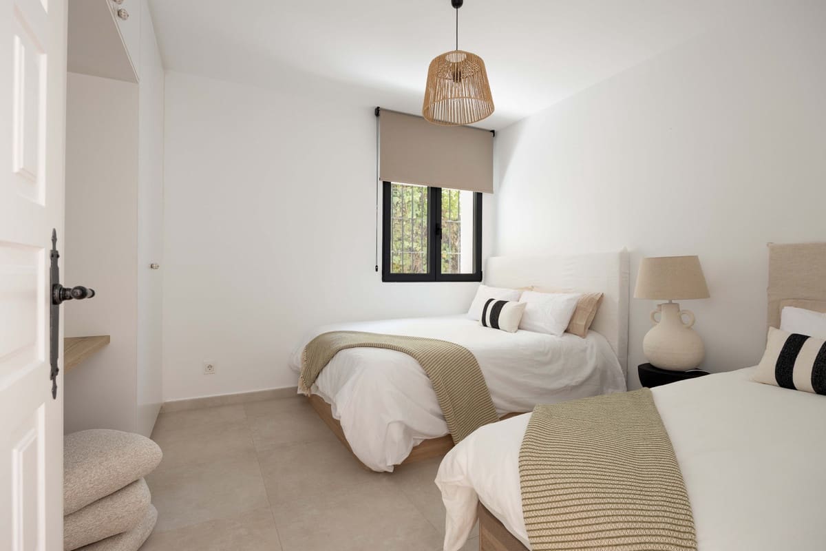 4 soveværelse Villa til salg i El Paraiso med swimmingpool - € 2.095.000 (Ref: 9974403)