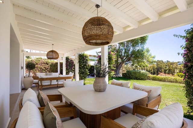 4 soveværelse Villa til salg i El Paraiso, Estepona med swimmingpool - € 2.095.000 (Ref: 9974403)