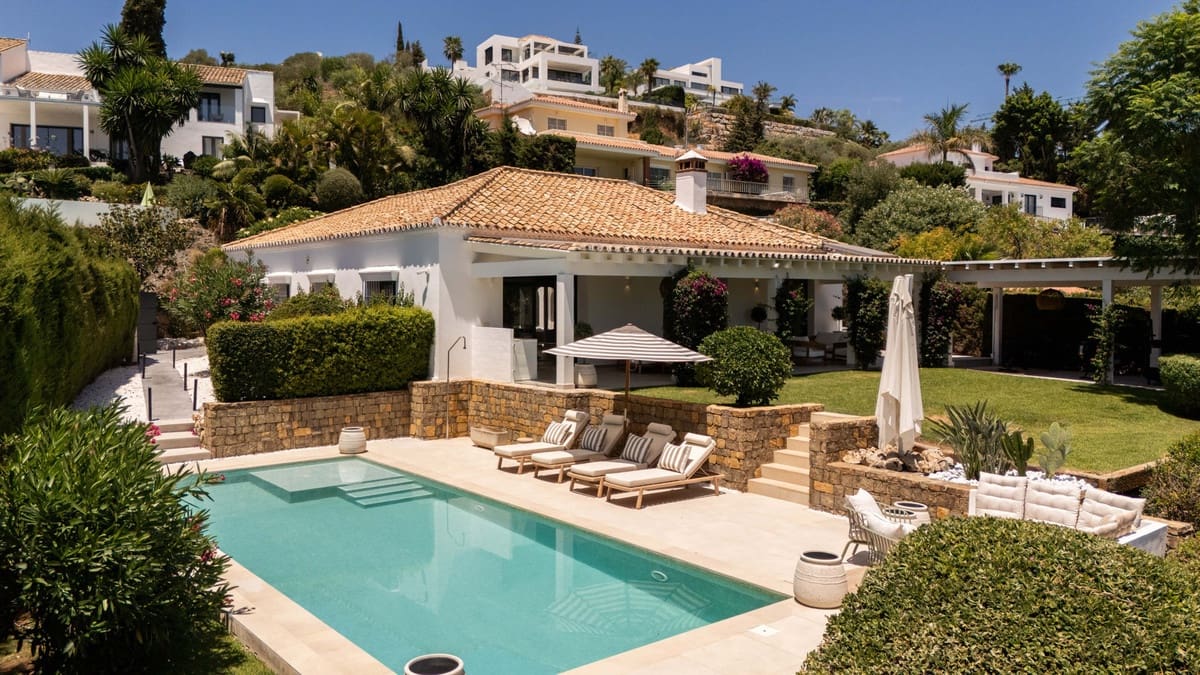4 soveværelse Villa til salg i El Paraiso med swimmingpool - € 2.095.000 (Ref: 9974403)