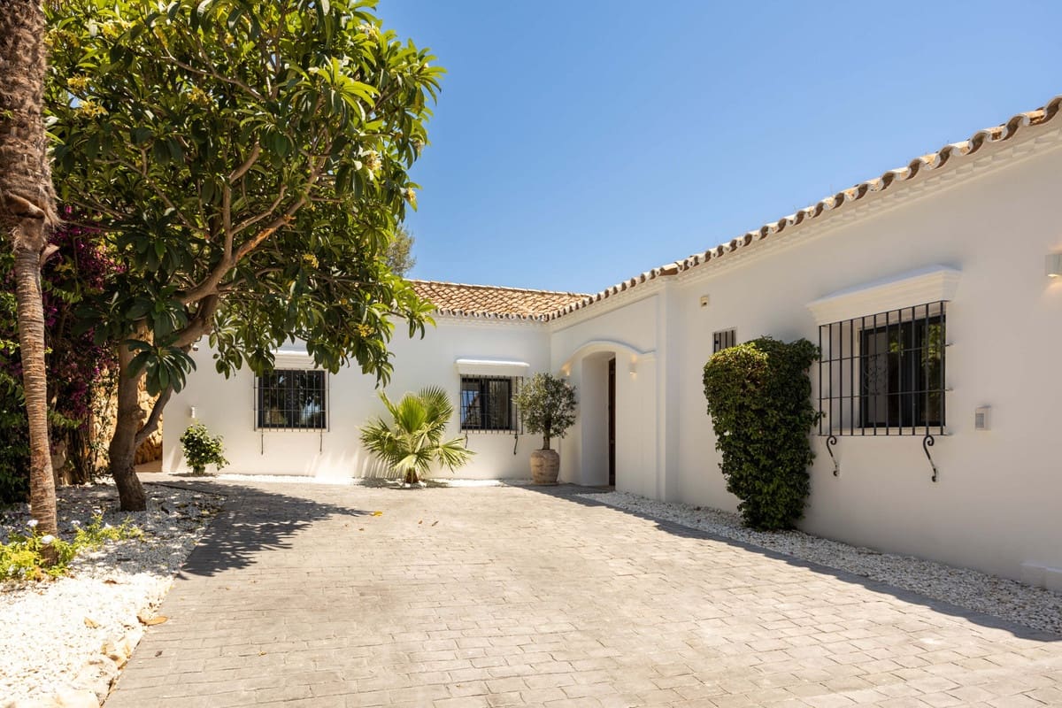 4 soveværelse Villa til salg i El Paraiso med swimmingpool - € 2.095.000 (Ref: 9974403)