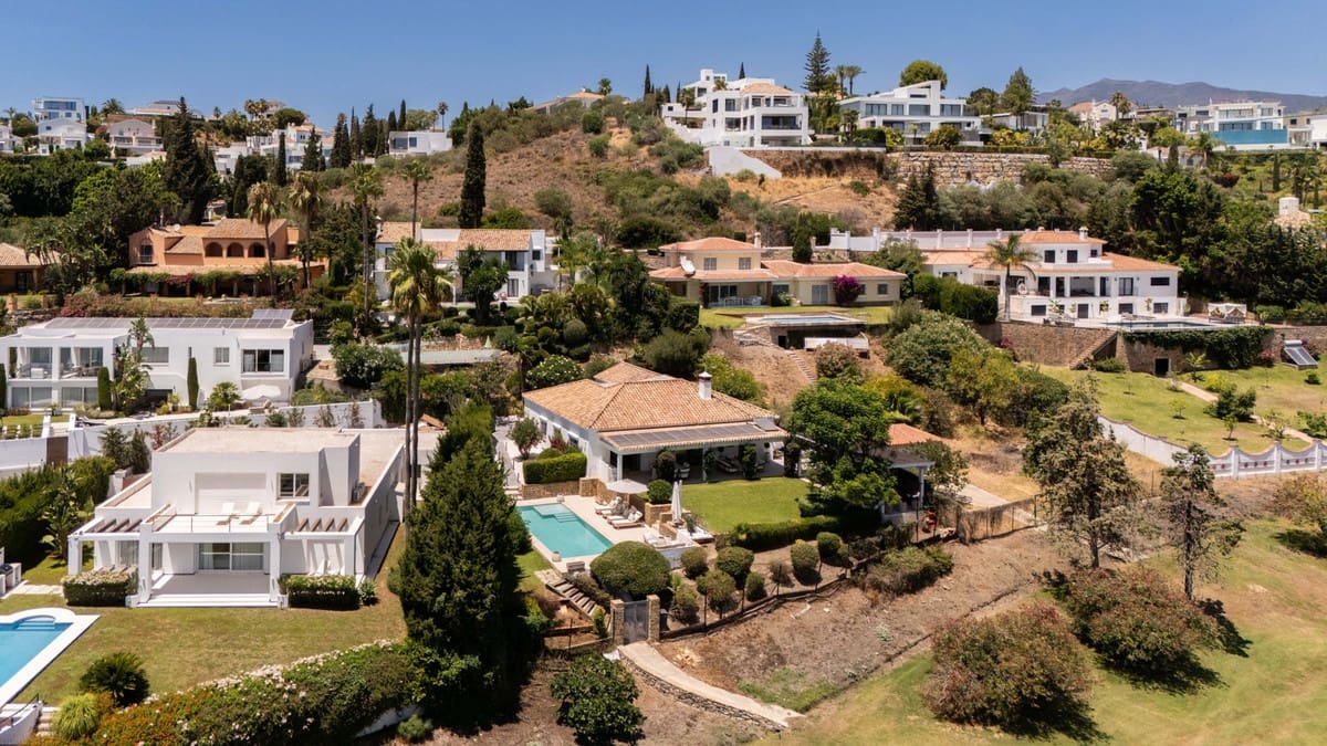 4 soveværelse Villa til salg i El Paraiso med swimmingpool - € 2.095.000 (Ref: 9974403)