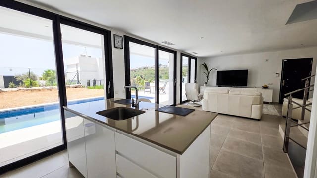 3 soveværelse Villa til salg i La Duquesa / Puerto de la Duquesa, Manilva med swimmingpool - € 1.095.000 (Ref: 9974404)
