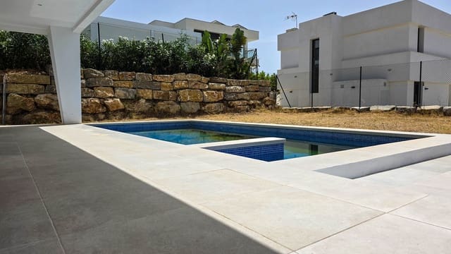 3 soveværelse Villa til salg i La Duquesa / Puerto de la Duquesa, Manilva med swimmingpool - € 1.095.000 (Ref: 9974404)