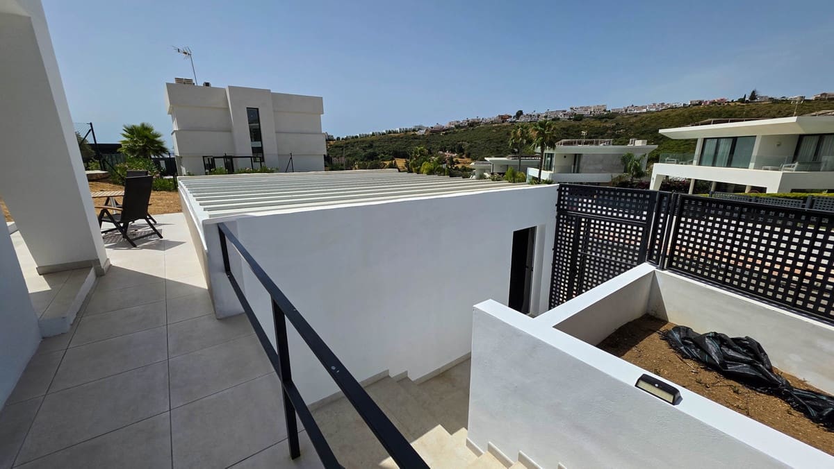 3 sypialnia Willa na sprzedaż w La Duquesa / Puerto de la Duquesa z basenem - 1 095 000 € (Ref: 9974404)