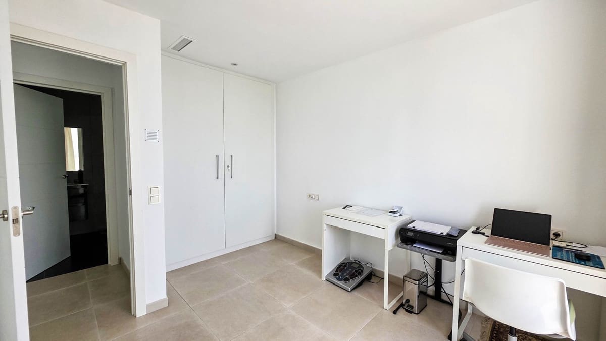 3 sypialnia Willa na sprzedaż w La Duquesa / Puerto de la Duquesa z basenem - 1 095 000 € (Ref: 9974404)