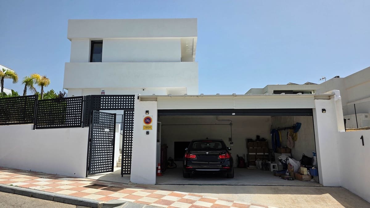 3 sypialnia Willa na sprzedaż w La Duquesa / Puerto de la Duquesa z basenem - 1 095 000 € (Ref: 9974404)