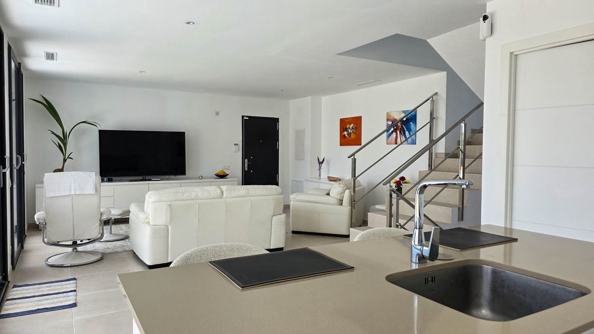 3 sypialnia Willa na sprzedaż w La Duquesa / Puerto de la Duquesa z basenem - 1 095 000 € (Ref: 9974404)