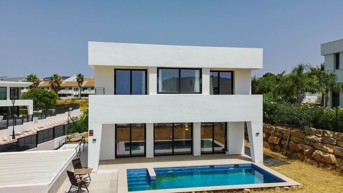 3 sypialnia Willa na sprzedaż w La Duquesa / Puerto de la Duquesa z basenem - 1 095 000 € (Ref: 9974404)