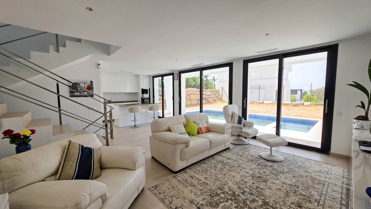 3 sypialnia Willa na sprzedaż w La Duquesa / Puerto de la Duquesa z basenem - 1 095 000 € (Ref: 9974404)