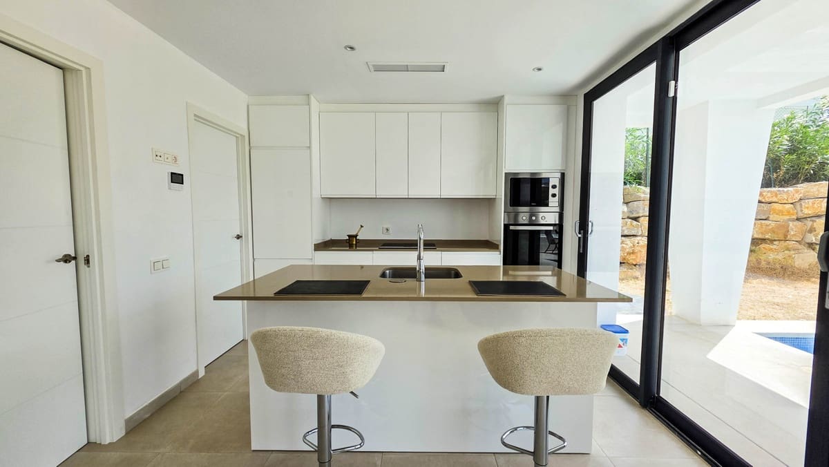 3 sypialnia Willa na sprzedaż w La Duquesa / Puerto de la Duquesa z basenem - 1 095 000 € (Ref: 9974404)