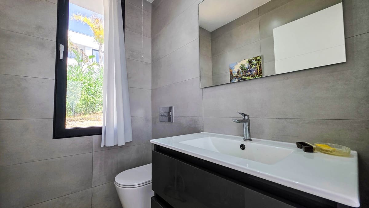 3 sypialnia Willa na sprzedaż w La Duquesa / Puerto de la Duquesa z basenem - 1 095 000 € (Ref: 9974404)