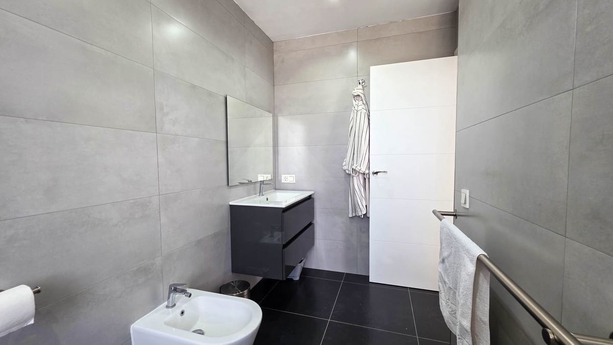3 sypialnia Willa na sprzedaż w La Duquesa / Puerto de la Duquesa z basenem - 1 095 000 € (Ref: 9974404)