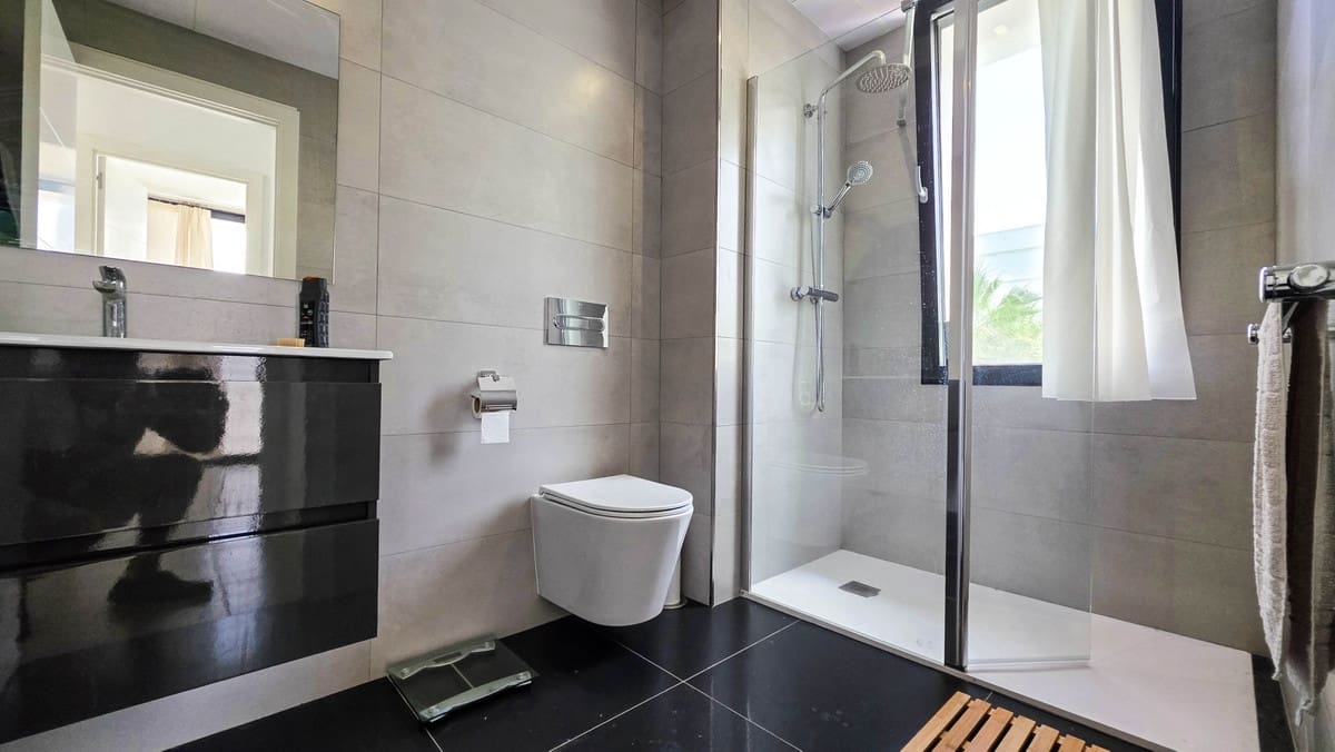 3 sypialnia Willa na sprzedaż w La Duquesa / Puerto de la Duquesa z basenem - 1 095 000 € (Ref: 9974404)