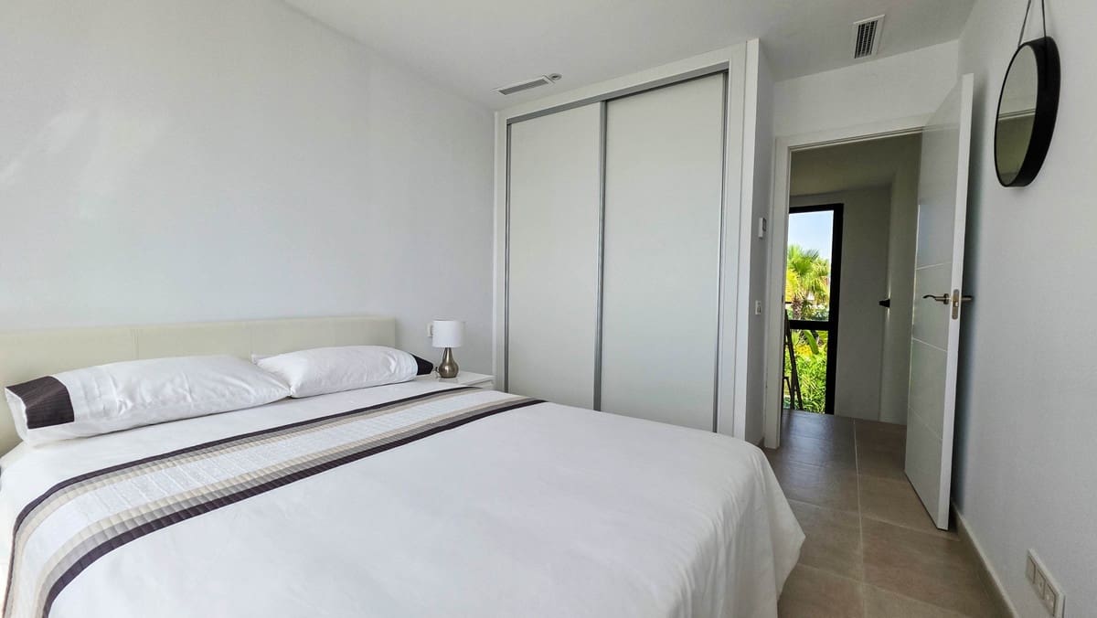 3 sypialnia Willa na sprzedaż w La Duquesa / Puerto de la Duquesa z basenem - 1 095 000 € (Ref: 9974404)