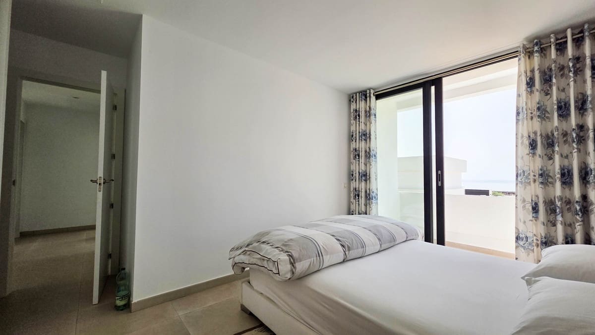 3 sypialnia Willa na sprzedaż w La Duquesa / Puerto de la Duquesa z basenem - 1 095 000 € (Ref: 9974404)