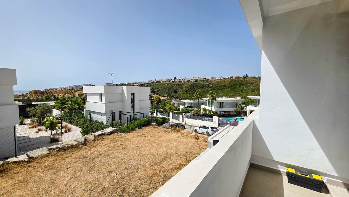 3 sypialnia Willa na sprzedaż w La Duquesa / Puerto de la Duquesa z basenem - 1 095 000 € (Ref: 9974404)