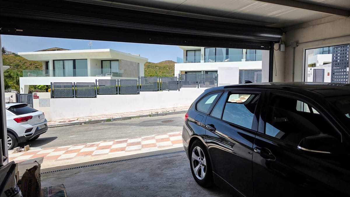 3 sypialnia Willa na sprzedaż w La Duquesa / Puerto de la Duquesa z basenem - 1 095 000 € (Ref: 9974404)
