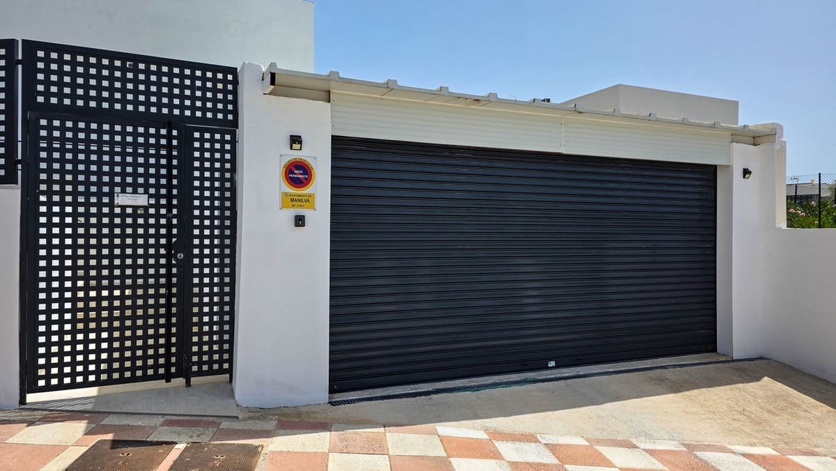 3 sypialnia Willa na sprzedaż w La Duquesa / Puerto de la Duquesa z basenem - 1 095 000 € (Ref: 9974404)