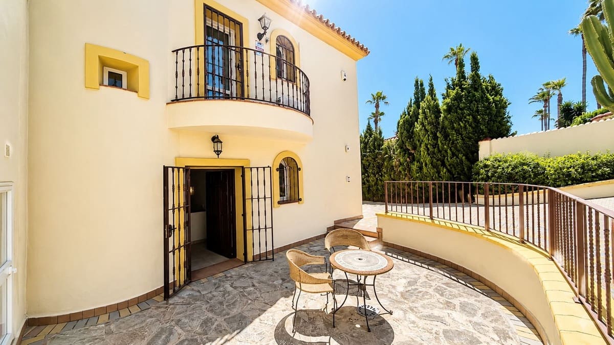Chalet de 5 habitaciones en La Duquesa / Puerto de la Duquesa en venta con piscina garaje - 980.000 € (Ref: 9974405)