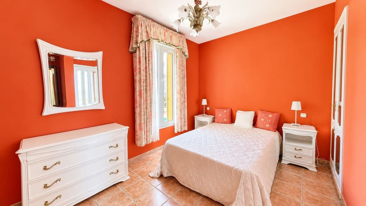 Chalet de 5 habitaciones en La Duquesa / Puerto de la Duquesa en venta con piscina garaje - 980.000 € (Ref: 9974405)