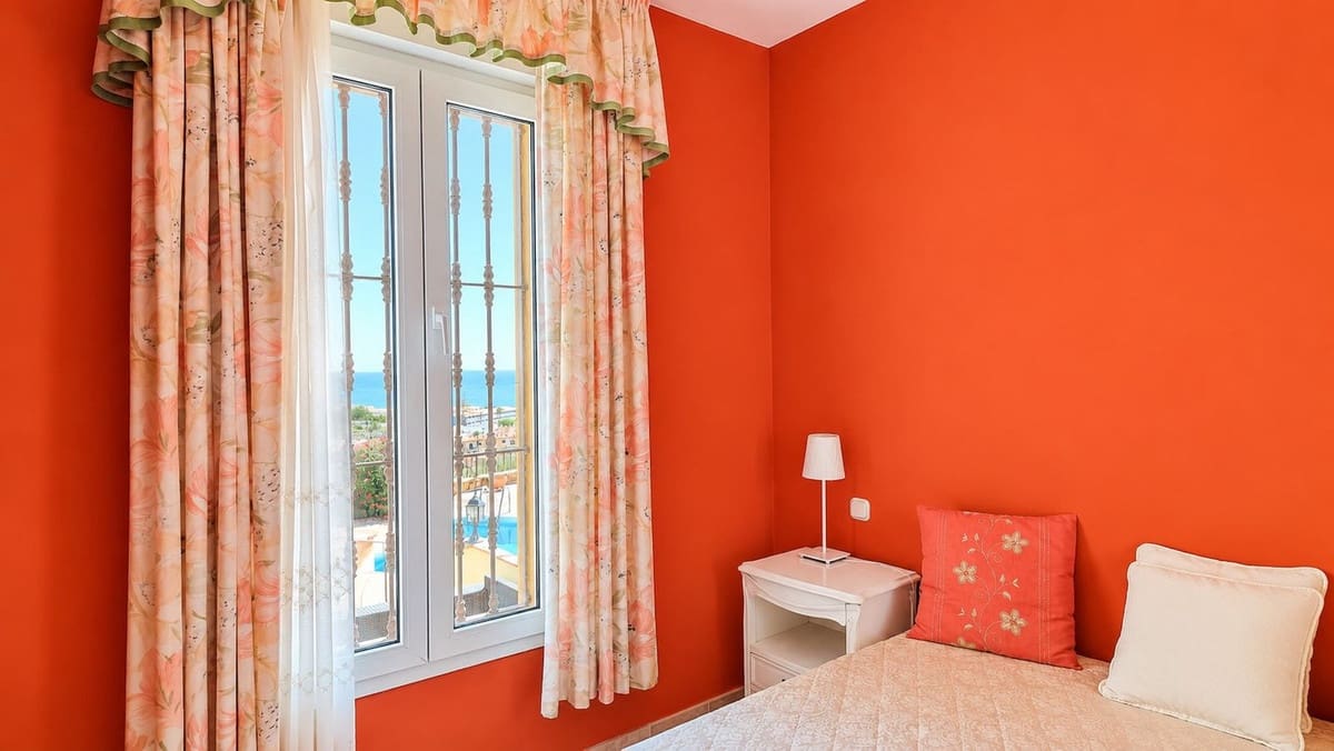 Chalet de 5 habitaciones en La Duquesa / Puerto de la Duquesa en venta con piscina garaje - 980.000 € (Ref: 9974405)