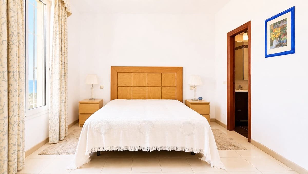 Chalet de 5 habitaciones en La Duquesa / Puerto de la Duquesa en venta con piscina garaje - 980.000 € (Ref: 9974405)