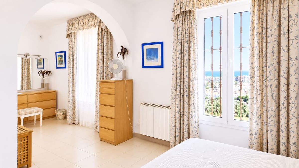 Chalet de 5 habitaciones en La Duquesa / Puerto de la Duquesa en venta con piscina garaje - 980.000 € (Ref: 9974405)