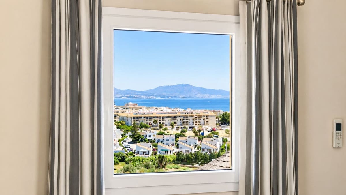 Chalet de 5 habitaciones en La Duquesa / Puerto de la Duquesa en venta con piscina garaje - 980.000 € (Ref: 9974405)