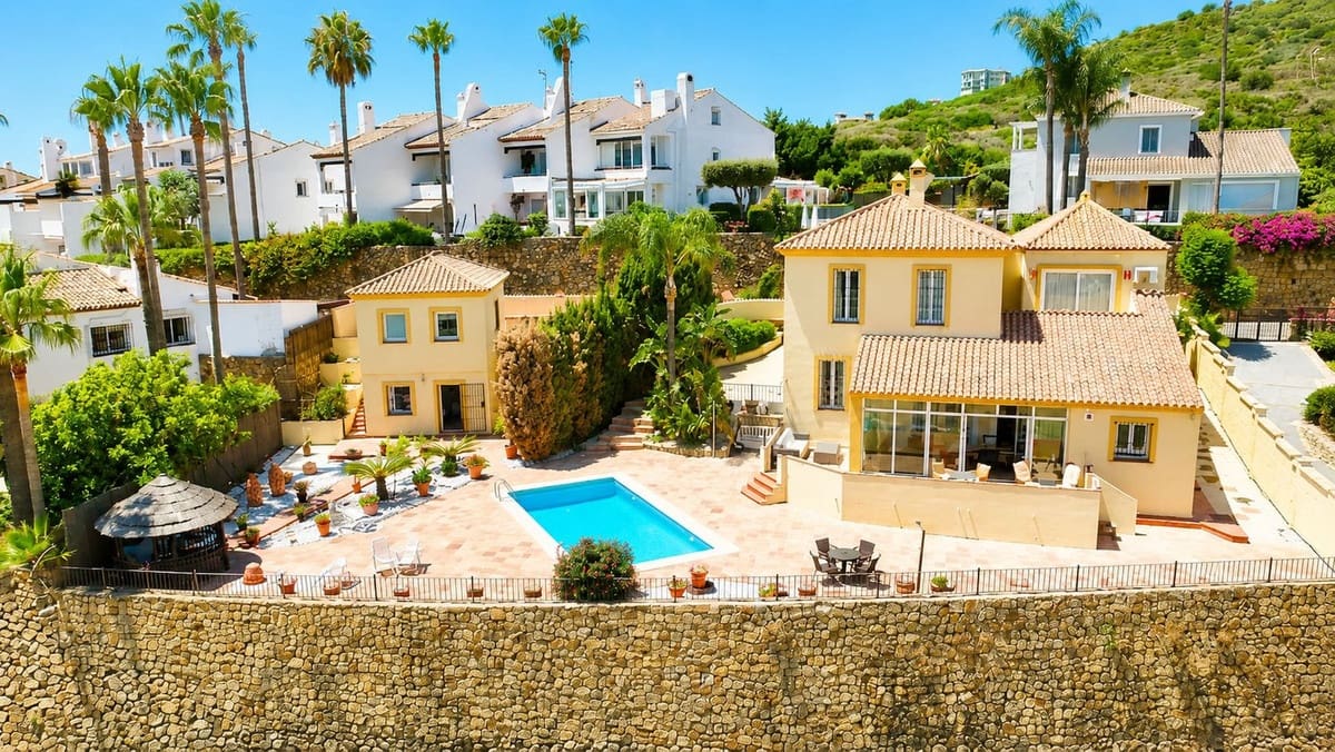 Chalet de 5 habitaciones en La Duquesa / Puerto de la Duquesa en venta con piscina garaje - 980.000 € (Ref: 9974405)