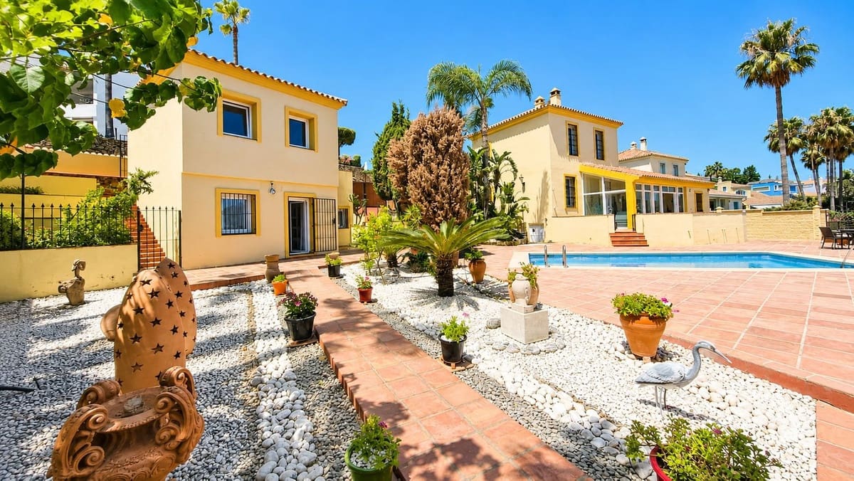 Chalet de 5 habitaciones en La Duquesa / Puerto de la Duquesa en venta con piscina garaje - 980.000 € (Ref: 9974405)