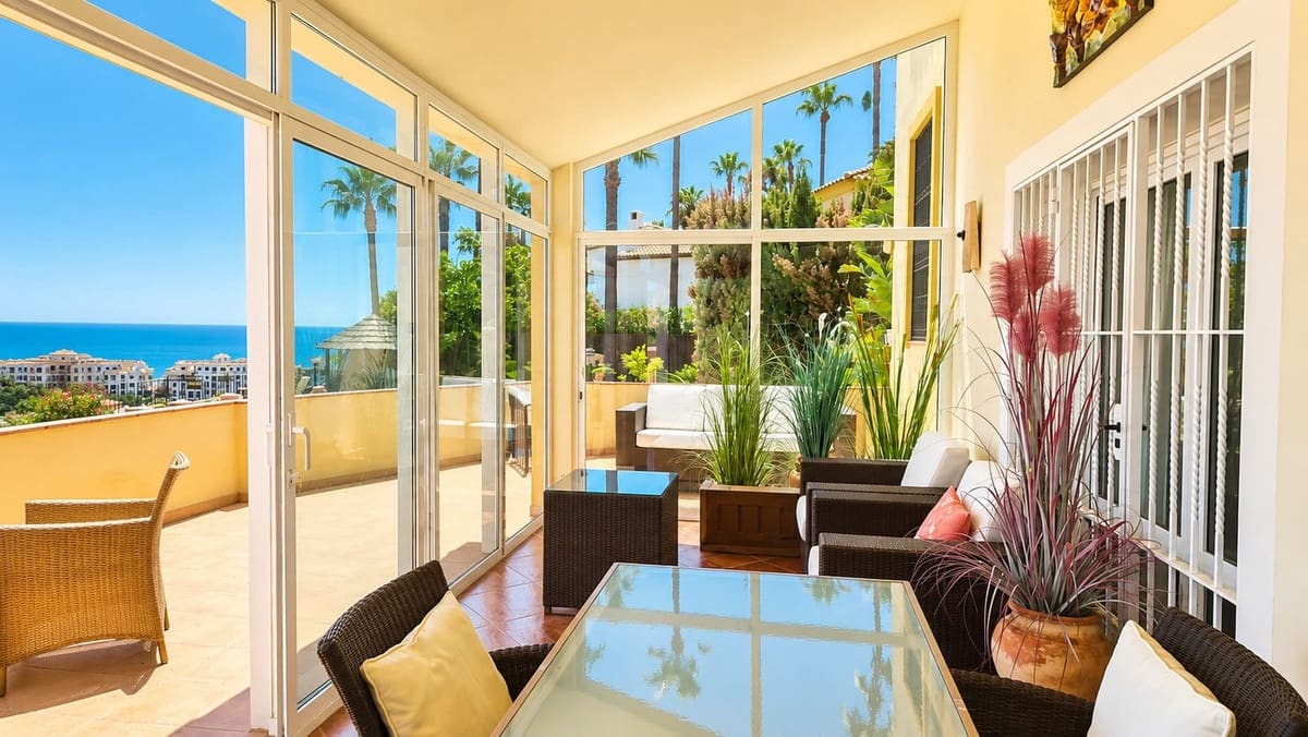 Chalet de 5 habitaciones en La Duquesa / Puerto de la Duquesa en venta con piscina garaje - 980.000 € (Ref: 9974405)