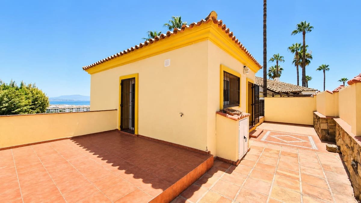 Chalet de 5 habitaciones en La Duquesa / Puerto de la Duquesa en venta con piscina garaje - 980.000 € (Ref: 9974405)