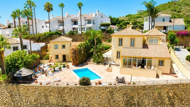 Chalet de 5 habitaciones en La Duquesa / Puerto de la Duquesa, Manilva en venta con piscina garaje - 980.000 € (Ref: 9974405)
