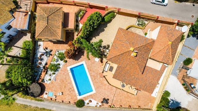 Chalet de 5 habitaciones en La Duquesa / Puerto de la Duquesa, Manilva en venta con piscina garaje - 980.000 € (Ref: 9974405)