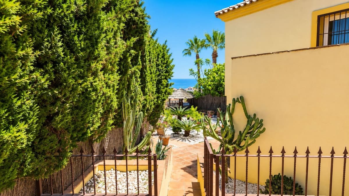 Chalet de 5 habitaciones en La Duquesa / Puerto de la Duquesa en venta con piscina garaje - 980.000 € (Ref: 9974405)