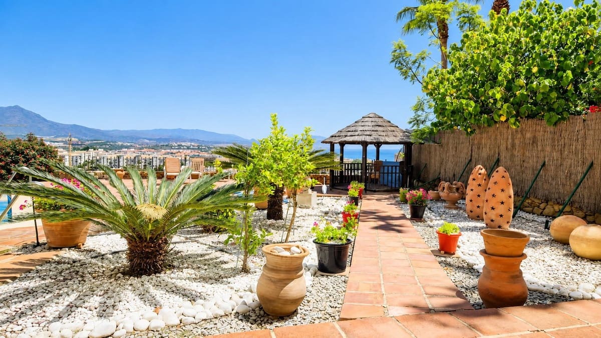 Chalet de 5 habitaciones en La Duquesa / Puerto de la Duquesa en venta con piscina garaje - 980.000 € (Ref: 9974405)