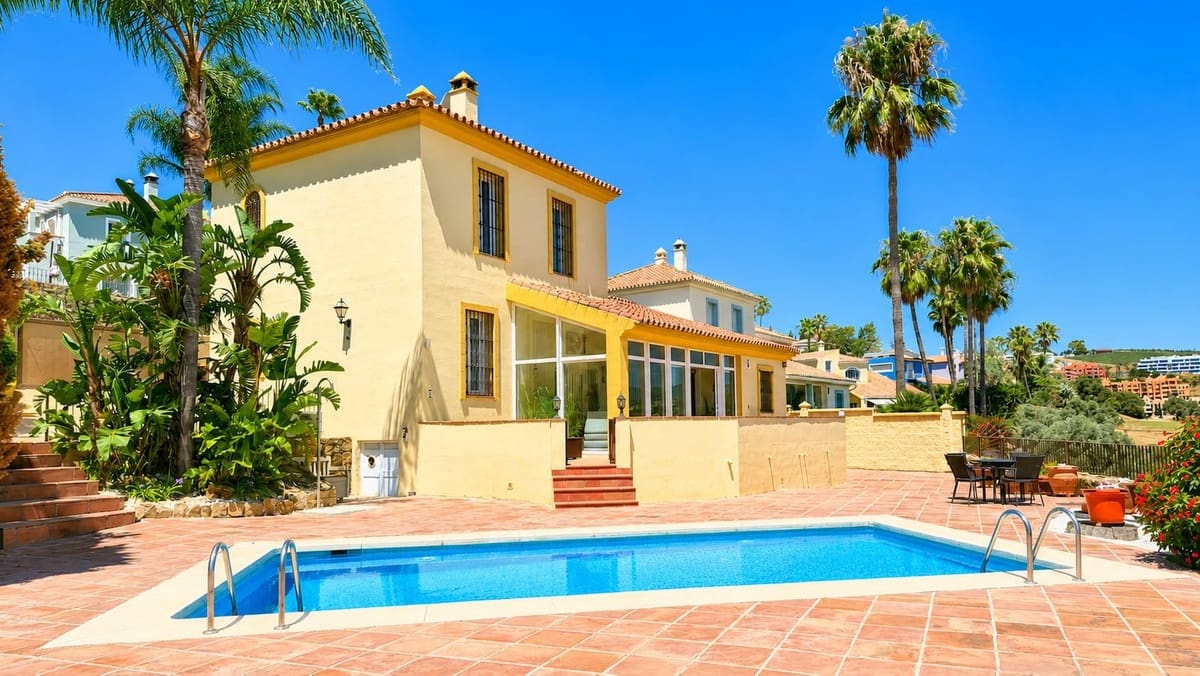 Chalet de 5 habitaciones en La Duquesa / Puerto de la Duquesa en venta con piscina garaje - 980.000 € (Ref: 9974405)