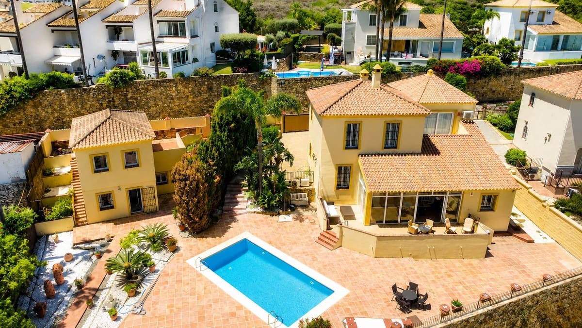 Chalet de 5 habitaciones en La Duquesa / Puerto de la Duquesa en venta con piscina garaje - 980.000 € (Ref: 9974405)